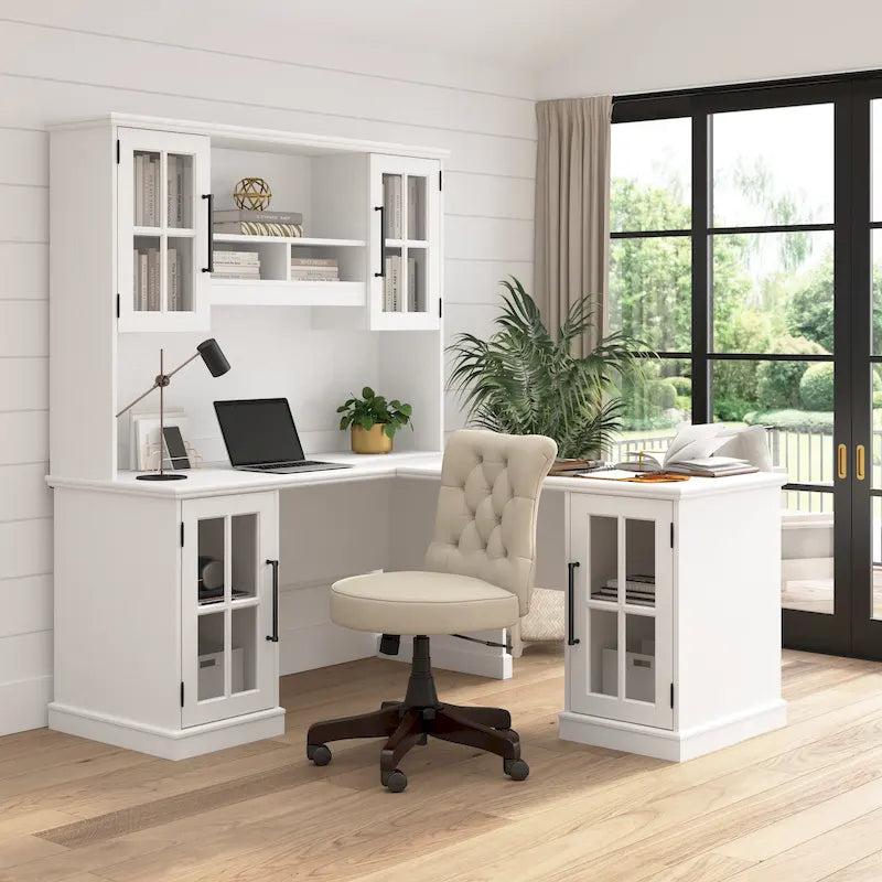 Un bureau avec rangements intégrés