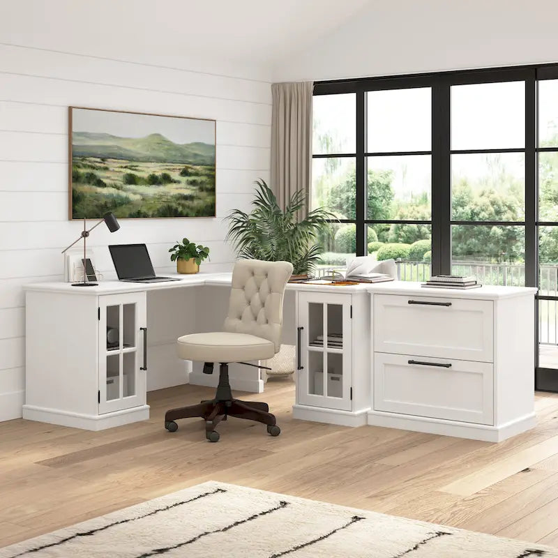 Un bureau avec rangements intégrés
